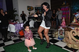 Scheila Carvalho com a filha, Giulia, em festa em São Paulo (Foto: Iwi Onodera/ EGO)