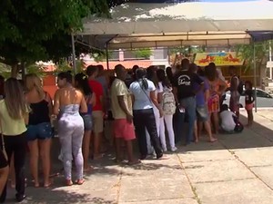 Fila para tomar vacina contra a febre amarela em Alagoinhas, na Bahia (Foto: Reprodução/ TV Subaé)