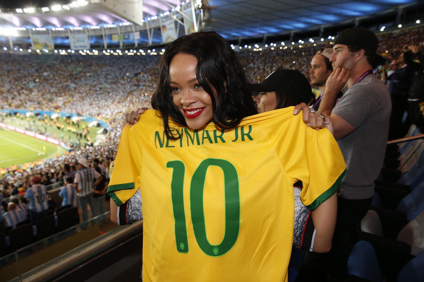 Rihanna posa com a camisa oficial da Seleção brasileira (Foto: Felipe Panfili/AgNews)