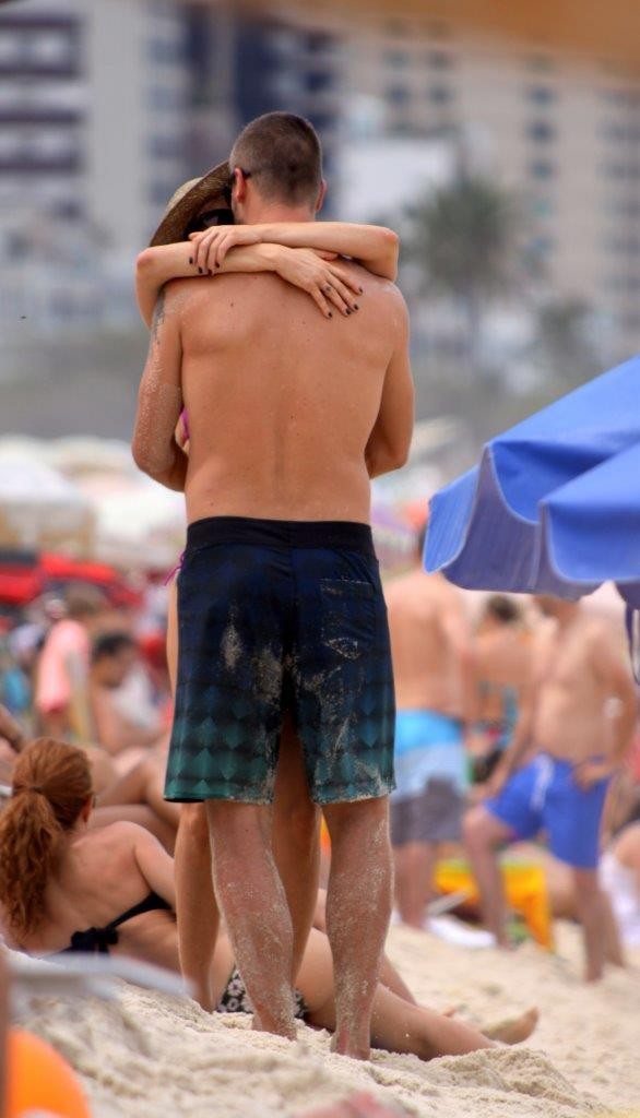 Fernanda Lima e Rodrigo Hilbert se beijam na praia (Foto: J.Humberto / AgNews)