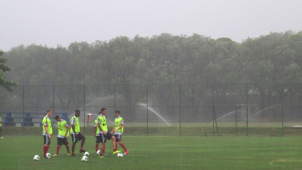 Jogadores do Ajax treinam sob forte chuva (Foto: Fábio Lima / Globoesporte.com)