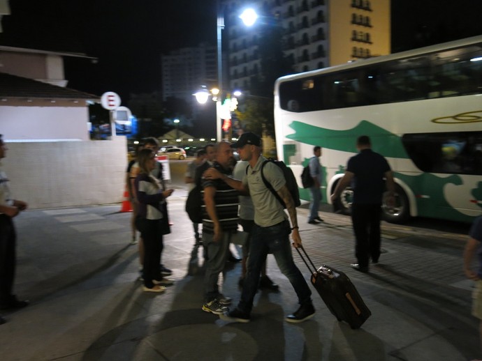 Cris chegada Vasco hotel Joinville (Foto: Raphael Zarko)