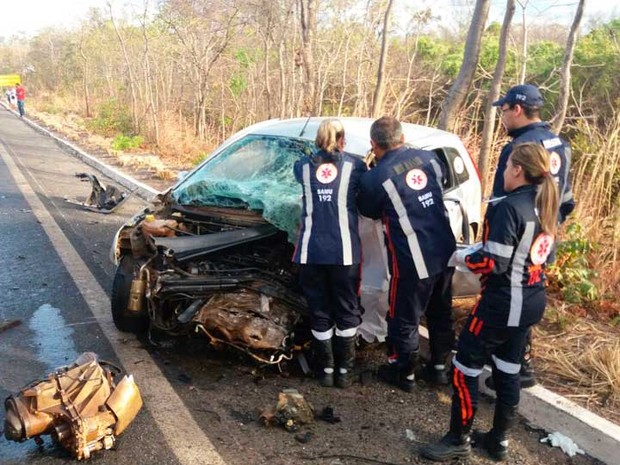 Homem morre após carro bater em caminhão no oeste da Bahia (Foto: Luiz Felipe/Blog Sigi Vilares)