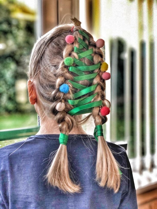 Eles aprenderam até a fazer um penteado em forma de árvore de Natal (Foto: Reprodução/Facebook)