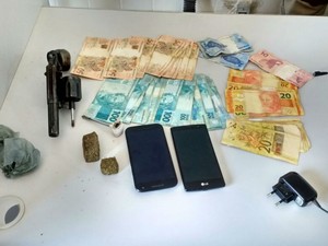 Polícia encontrou dinheiro, drogas e armas com suspeitos na Bahia (Foto: Blog do Sigi Vilares)
