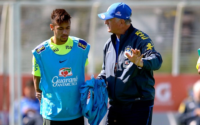 Felipão com Neymar no treino da Seleção (Foto: Alexandre Loureiro / VIPCOMM)