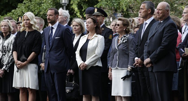 Família Real e primeiro-ministro noruegueses participam de homenagem às vítimas em Oslo (Foto: Berit Roald/NTB Scanpix/Reuters)