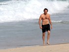 Bradley Cooper vai à praia de Ipanema, no Rio, e atrasa coletiva