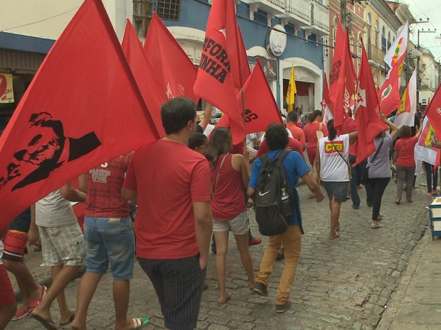 Manifestantes percorreram  toda a extensão da Rua Grande em São Luís (Foto: Ubiratan Chagas/TV Mirante)