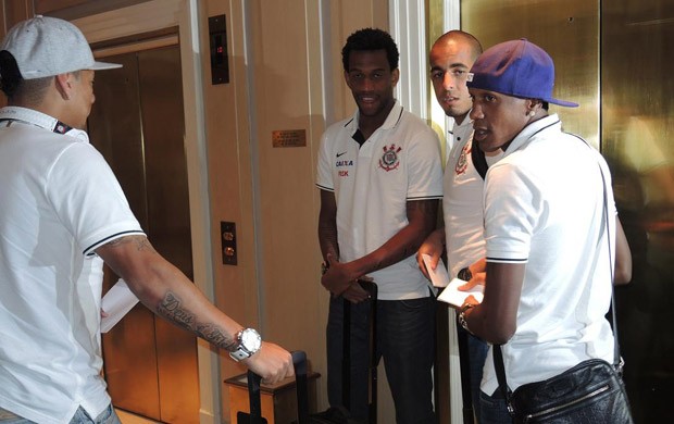 Jogadores do Corinthians no saguão do hotel (Foto: Rodrigo Faber)