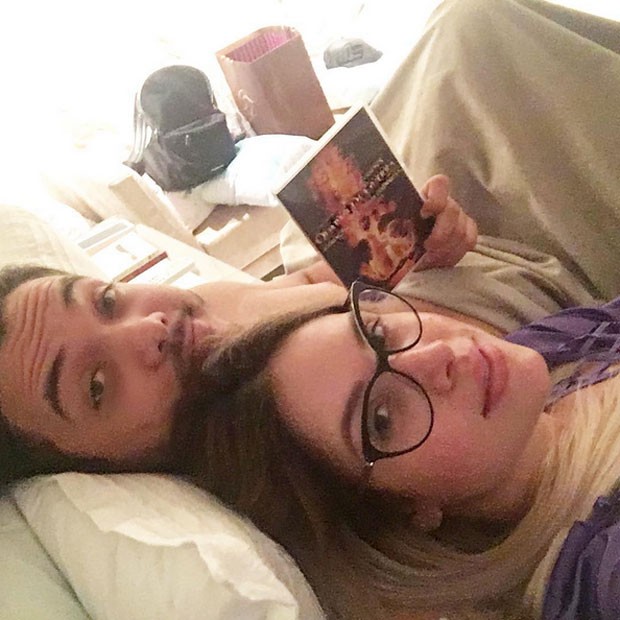 Wesley Safadão posa com a mulher, Thyane Dantas, na cama (Foto: Instagram/ Reprodução)
