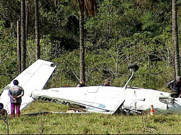 Avião caiu em fazenda há 30 quilômetros de Prata (Foto: Reprodução/TV Integração)