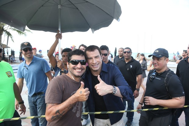 John Travolta tira foto com fãs (Foto: Dilson Silva e André Dias / Agnews)