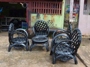Conjunto de cadeiras e mesa por custar até R$ 1.200 (Foto: Fernanda Bonilha/G1)