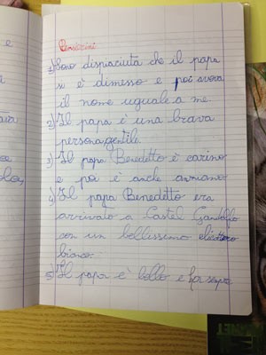 Caderno de Benedetta com rascunho de mensagem em homenagem a seu 'xará' Bento XVI (Foto: Juliana Cardilli/G1)