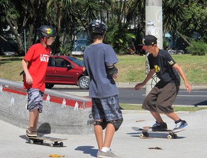 Mitchie Brusco e crianças Lagoa skate Rio de Janeiro  (Foto: Ana Carolina Fontes)