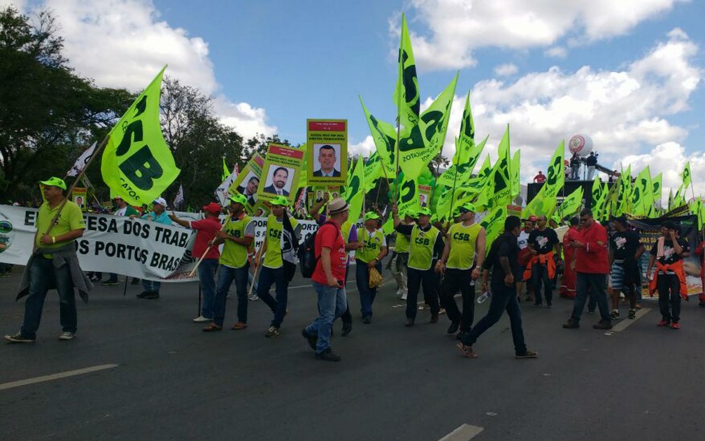 Integrantes da Central dos Sindicatos Brasileiros (CSB) marcham em direção ao Congresso Nacional em ato contra governo Temer (Foto: Beatriz Pataro/G1)