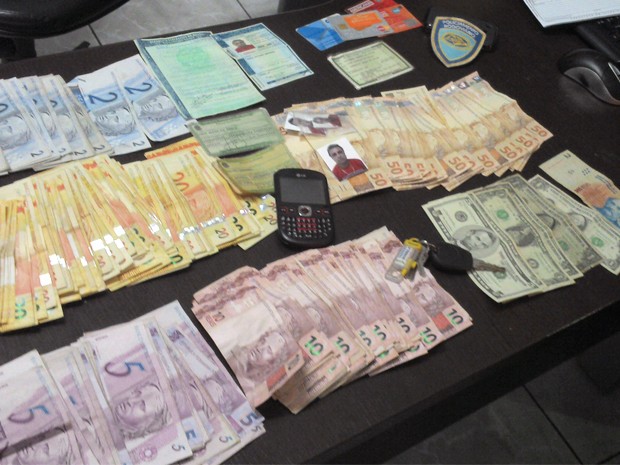 Fausto Gerônimo foi preso com documentos falsos, cartões de bancos e mais de R$ 6 mil em dinheiro. (Foto: Divulgação/ Polícia Rodoviária Estadual)