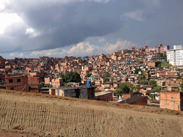 Vista panorâmica da comunidade de Paraisópolis, com nuvens carregadas ao fundo (Foto: Marcelo Mora/G1)