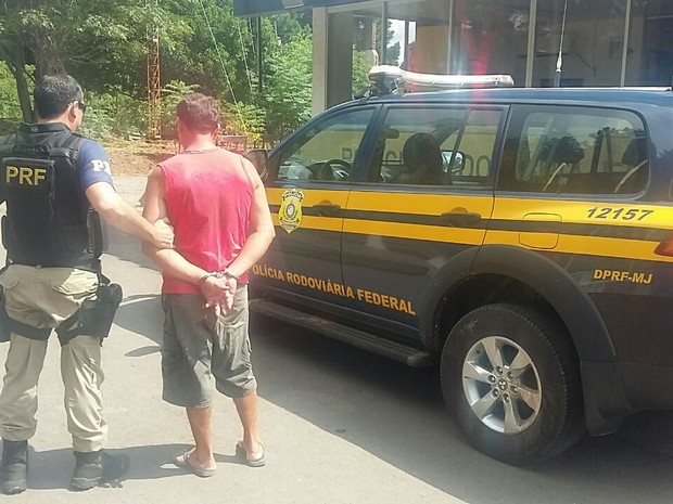 Motorista foi preso após tentar fugir. PRF atestou embriaguez, encontrou munições no carro, e ele estava com a CNH cassada (Foto: Divulgação/PRF) Motorista foi preso após tentar fugir. PRF atestou embriaguez, encontrou munições no carro, e ele estava com a CNH cassada (Foto: Divulgação/PRF)