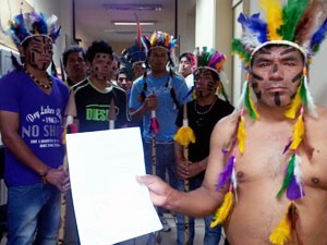 Indígenas invadem prédio em Porto Alegre em protesto (Foto: Everton Chrisostomo/RBS TV)
