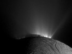 Sonda faz 'rasante' sobre lua de Saturno para analisar água que pode conter vida
