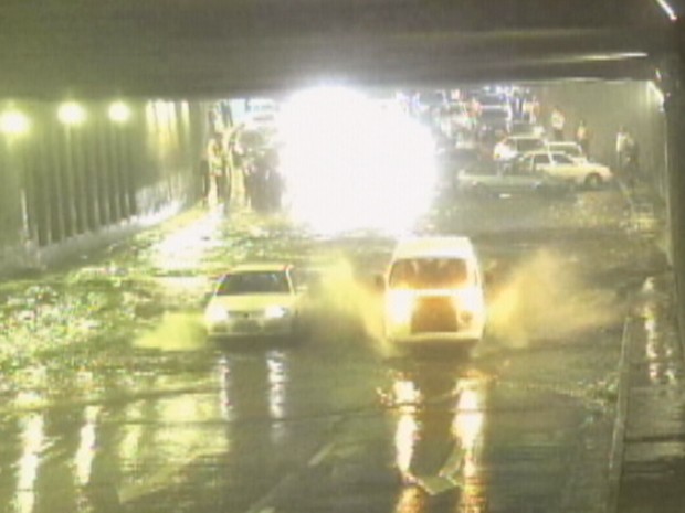 Poucos carros se arriscaram a passar pelo Túnel da Conceição com a chuva desta quarta-feira (Foto: reprodução/RBS TV)