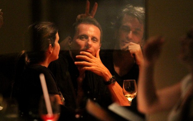 Malu Mader com o marido, Tony Bellotto, e amigos em restaurante na Zona Sul do Rio (Foto: Rogério Fidalgo/ Ag. News)