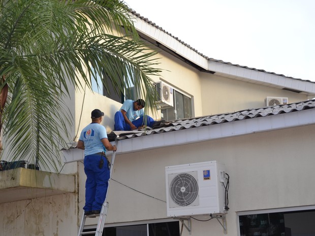 Empresa começou a consertar os estragos deixados pela chuva, na UFT (Foto: Bianca Zanella/Dicom UFT)