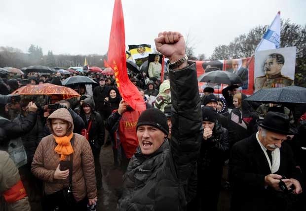 Manifestantes protestam nas ruas contra a presença de imigrantes na Rússia nesta segunda-feira (4) (Foto: Olga Maltseva/ AFP)
