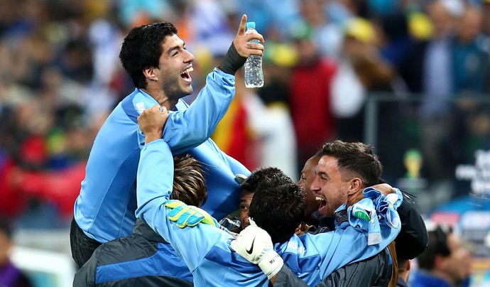 Suarez comemora com jogadores a vitória de Uruguai (Foto: Getty Images)
