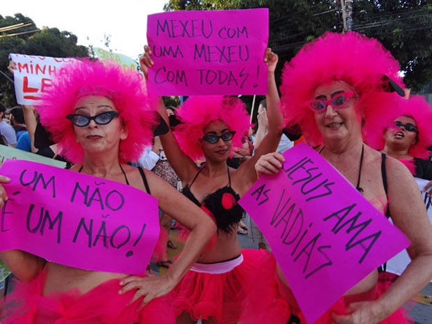 Marcha das Vadias segue pelas ruas do centro do Recife (Foto: Luna Markman/G1)
