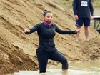 Kim Kardashian rola na lama com a irmã Khloé em treino e se diverte