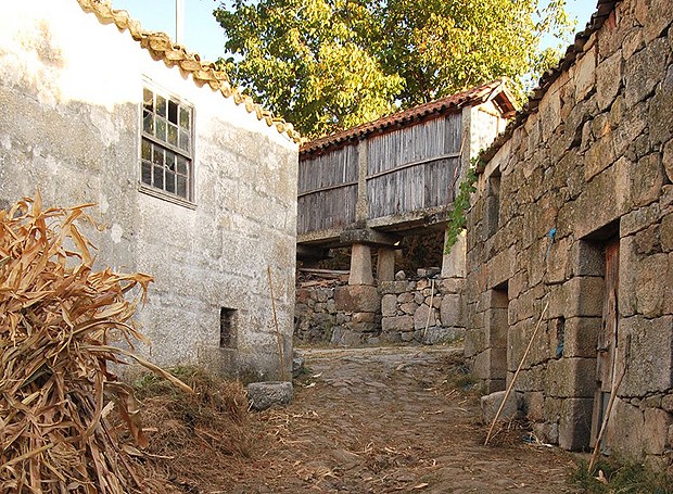 Pátio entre as casas antes da grande reforma (Foto: Divulgação)