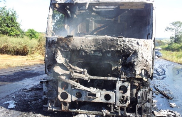Mulher morre carbonizada em acidente que teve incêndio na BR-153 em Piracanjuba, Goiás 4 (Foto: Reprodução / PRF) Mulher morre carbonizada em acidente que teve incêndio na BR-153 em Piracanjuba, Goiás 4 (Foto: Reprodução / PRF)