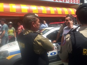 Policial militar recebe voz de prisão de promotor depois de briga de trânsito de Pouso Alegre, MG (Foto: Daniela Ayres/ G1)