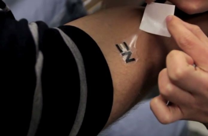 Tatuagem desenvolvida nos Estados Unidos pode fazer horas de academia virar fonte de energia (Foto: Reprodução/YouTube)
