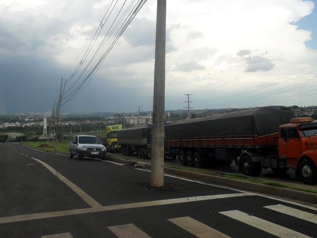 Poste em local inadequado surpreende motoristas na Estrada dos Amarais em Campinas, SP (Foto: VC no G1/ Matheus Bertini)