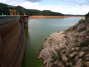 Reservatório da Usina Hidrelétrica de Funil, no sul do Rio de Janeiro, atingiu o nível mais baixo desde 1969.  (Foto: Marcos de Paula/Estadão Conteúdo)
