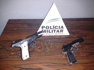 Armas apreendidas em Divinópolis (Foto: Polícia Militar/Divulgação)