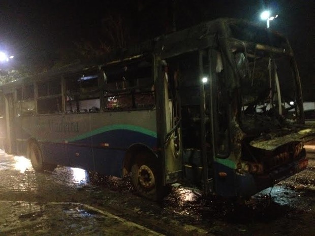 Ônibus coletivo perto do cruzamento das avenidas Jorge Teixeira e Amazonas, em Porto Velho. Motorista disse que já havia percebido uma pane no motor, momentos antes do incêndio (Foto: Suzi Rocha/G1) Ônibus coletivo perto do cruzamento das avenidas Jorge Teixeira e Amazonas, em Porto Velho. Motorista disse que já havia percebido uma pane no motor, momentos antes do incêndio (Foto: Suzi Rocha/G1)