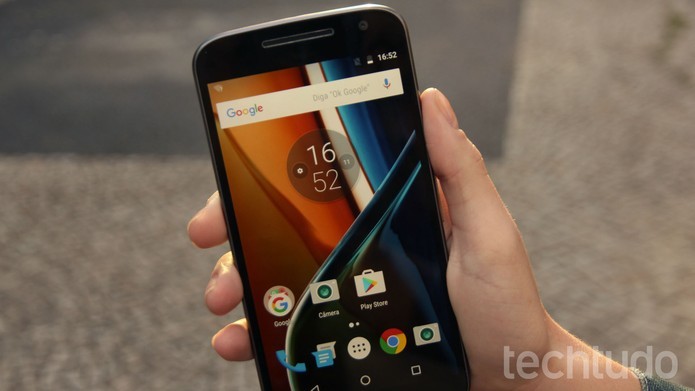 A tela do Moto G 4 (foto), com 5,5 polegadas, mostrou-se bastante resistente no review do TechTudo (Foto: Ana Marques/TechTudo)