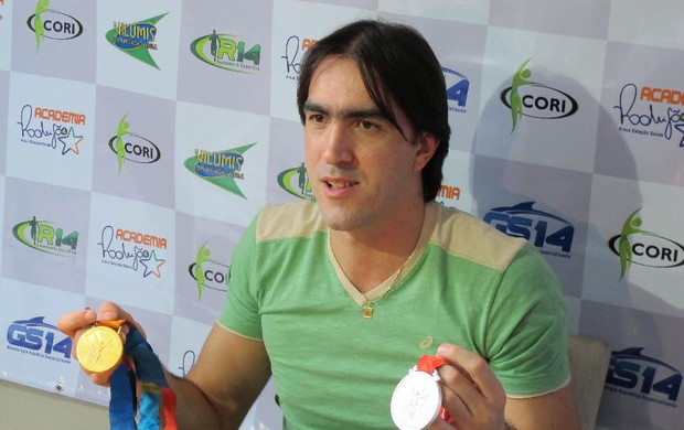 Rodrigão exibe as medalhas ganhas em Atenas e Pequim (Foto: Bruno Gutierrez / Globoesporte.com)