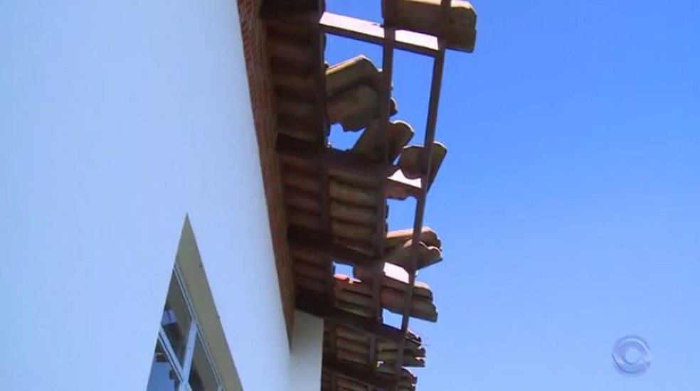 Telhado de escola nova j&aacute; precisa de reparos (Foto: Reprodu&ccedil;&atilde;o/RBS TV)