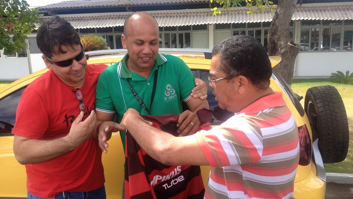 No AP, torcedor do Vasco perde aposta e vestirá a camisa do Flamengo por 1 ano (Foto: Gabriel Penha/GE-AP)