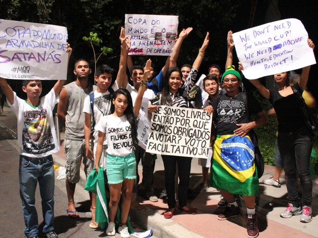 Protesto aconteceu de forma pacífica no lado de fora da Arena da Amazônia (Foto: Jamile Alves/G1 AM)