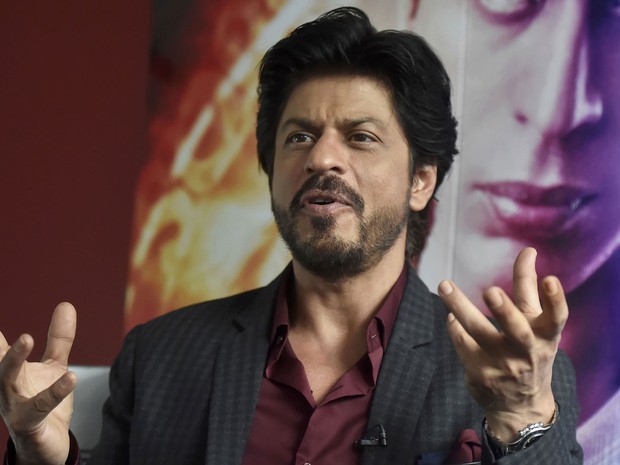 O astro de Bollywood Shah Rukh Khan dá entrevista no museu Madame Tussauds, em Londres (Foto: Hannah McKay/Reuters) O astro de Bollywood Shah Rukh Khan dá entrevista no museu Madame Tussauds, em Londres (Foto: Hannah McKay/Reuters)