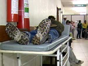 Pessoas aguardam atendimento no hospital (Foto: Reprodução/TV Integração)