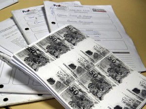 Polícia apresentou documentos e processos assinados por suspeitos (Foto: Divulgação/Secretaria de Segurança)