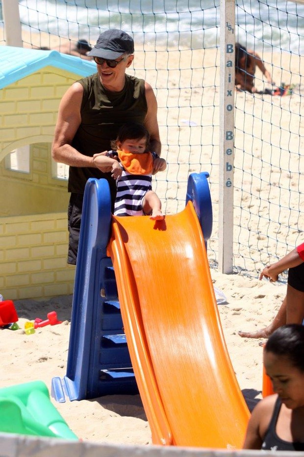 Marcos Caruso brinca com a neta na praia do Leblon (Foto: J.Humberto/AgNews)